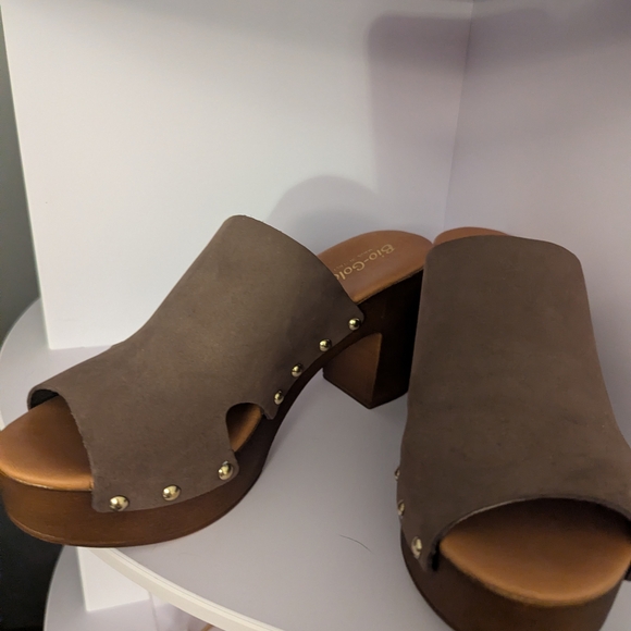 Elegant Brown Studded Mules - Picture 4 of 6